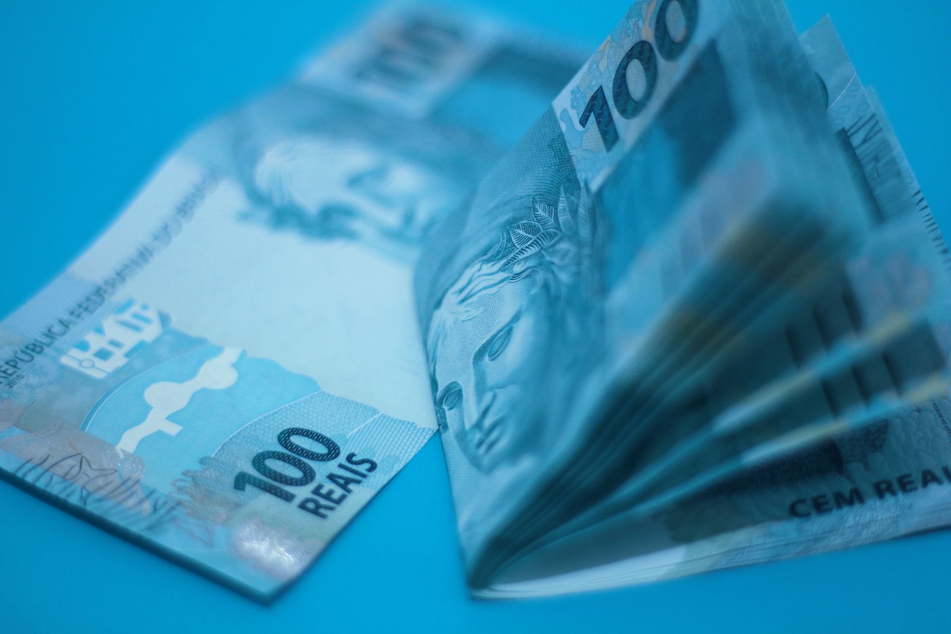 Notas e moedas representando o crédito FGTS antecipado